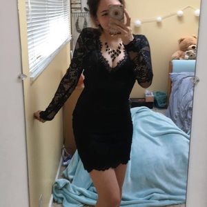 Black lace bodycon Vneck cocktail dress w/necklace